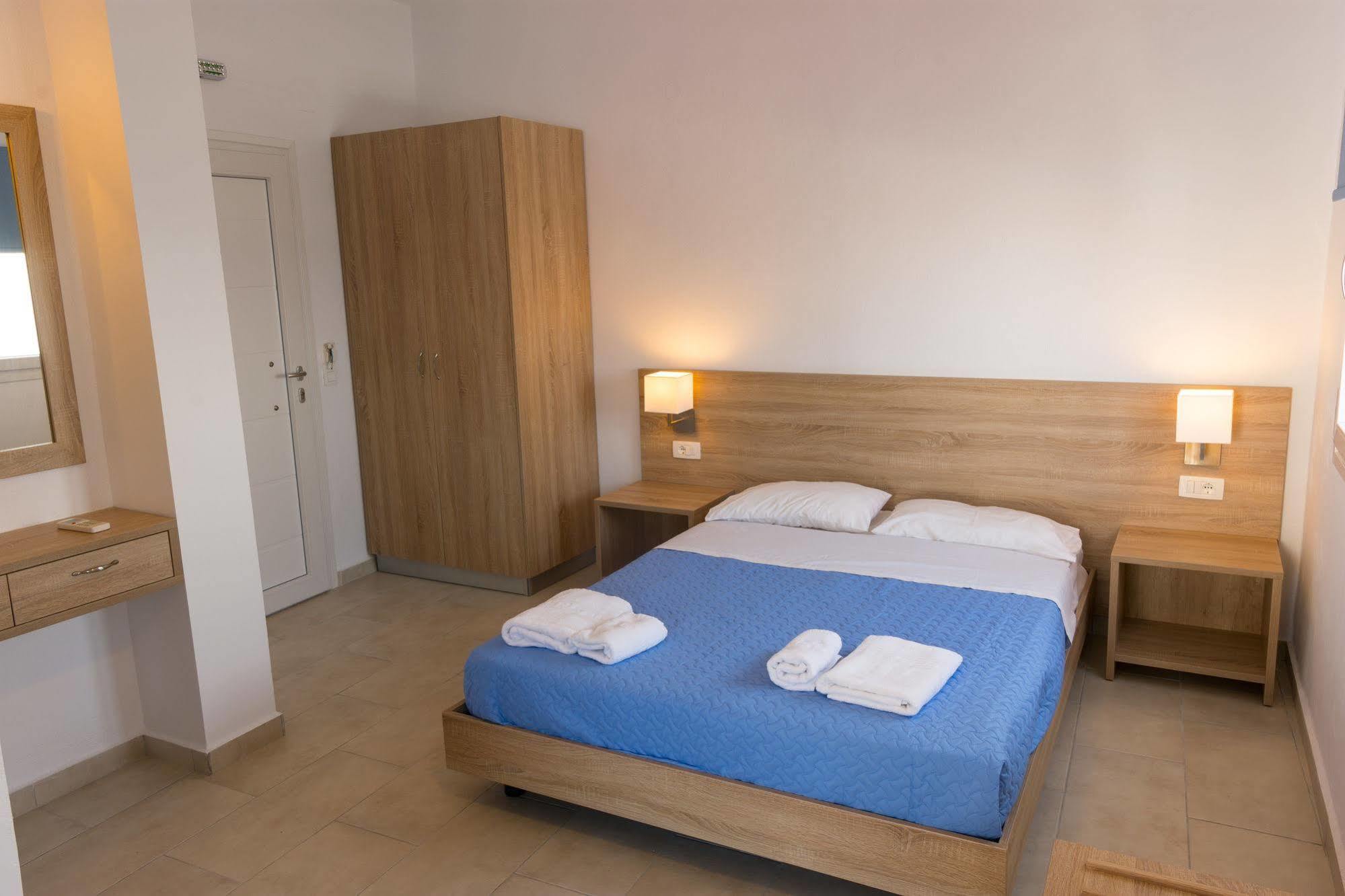 Socrates Apartmens & Restaurant Milatos Exteriör bild